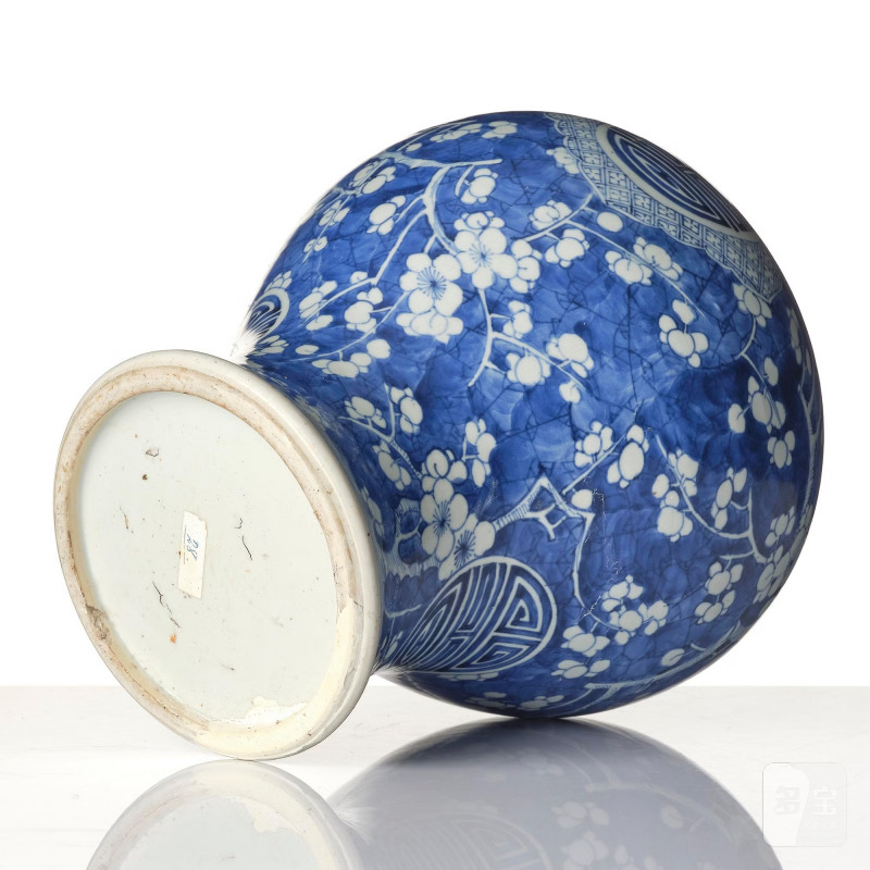 A blue and white 'cracked-ice' vase, - 图6